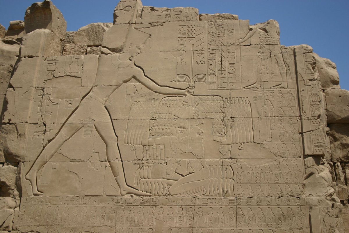 Thoutmosis III ecrasant des ennemis cananeeens sur le septieme pylone de Karnak