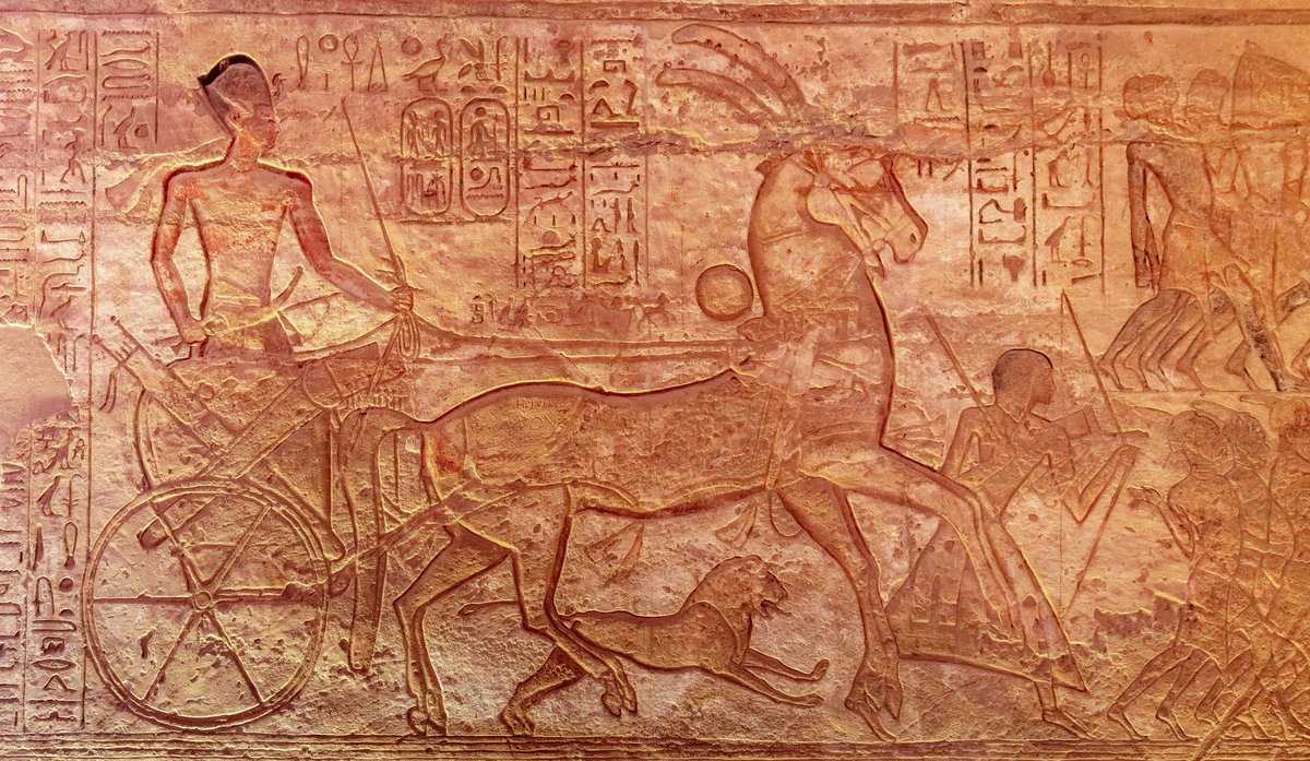Bas-relief de Ramses II sur son char de guerre, temple d'Abou Simbel