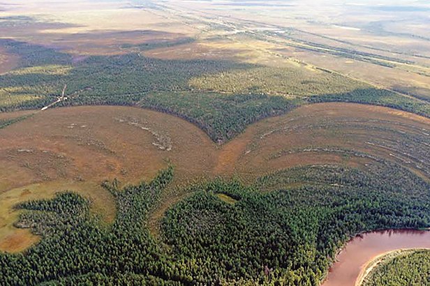 Vue aérienne du promontoire d'Amnya dominant la rivière en Sibérie occidentale