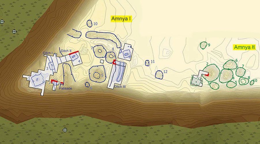 Plan d'ensemble des sites Amnya I et II avec les structures défensives identifiées