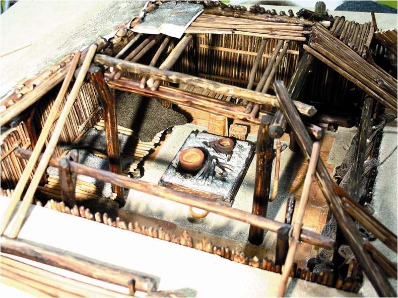 Maquette d'une maison semi-souterraine reconstituée d'Amnya I