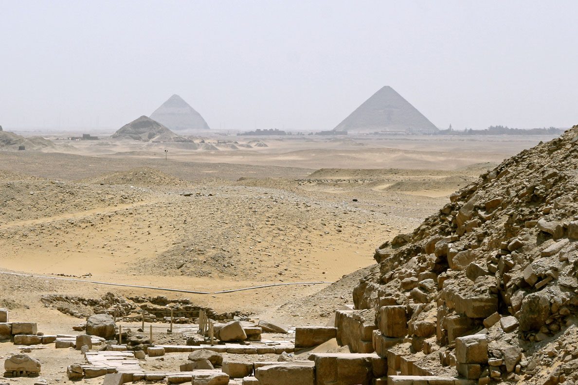 Pyramide rouge et pyramide rhomboïdale de Dahshur, Egypte, vue panoramique