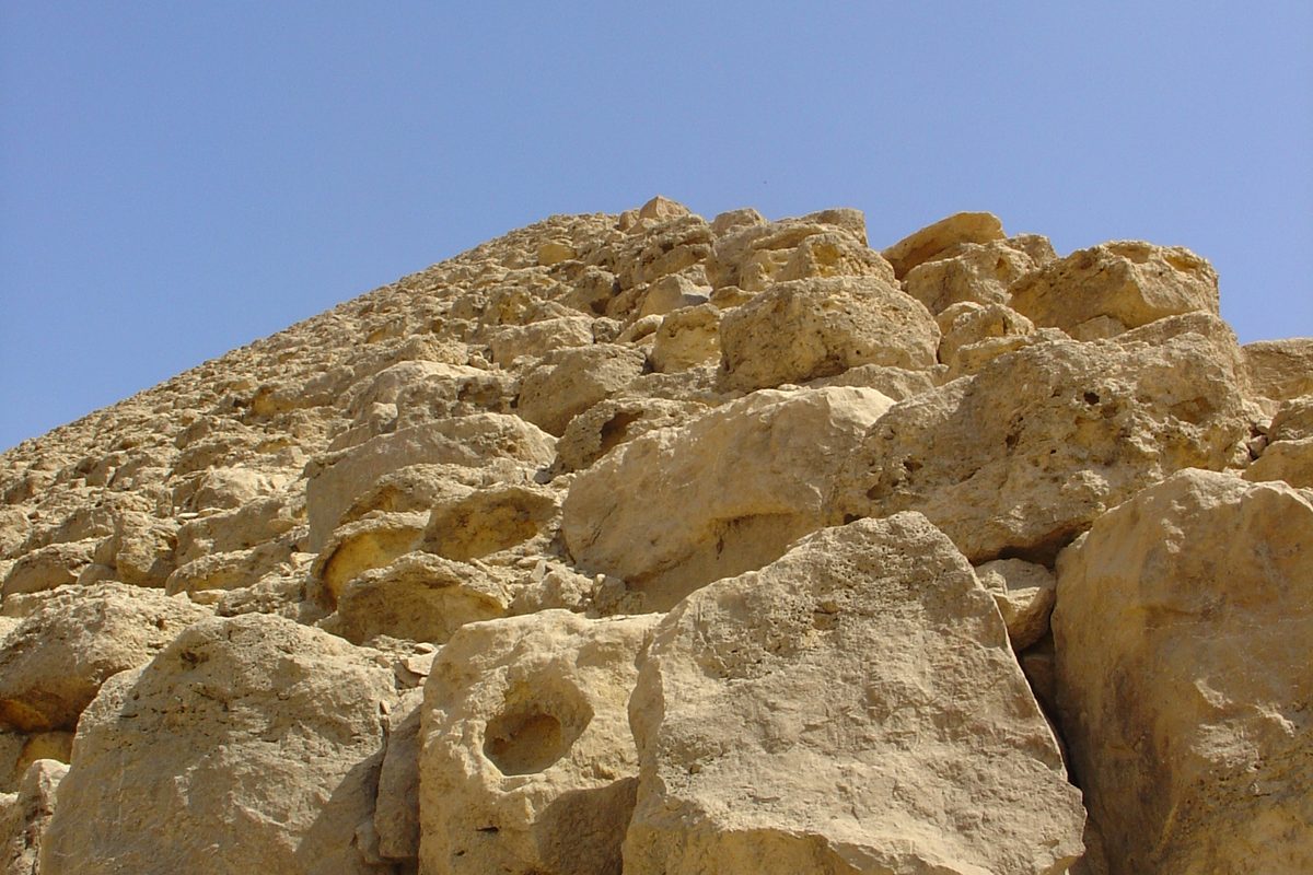 Blocs de pierre de la pyramide rouge de Dahshur, Egypte