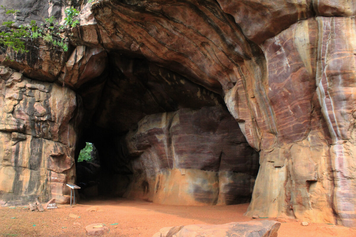 Vaste abri-sous-roche de Bhimbetka avec un plafond rocheux en surplomb