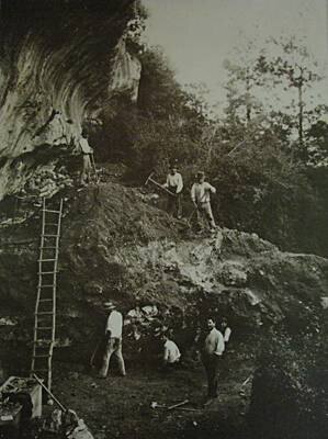 Abri sous roche préhistorique, Cap-Blanc, Dordogne