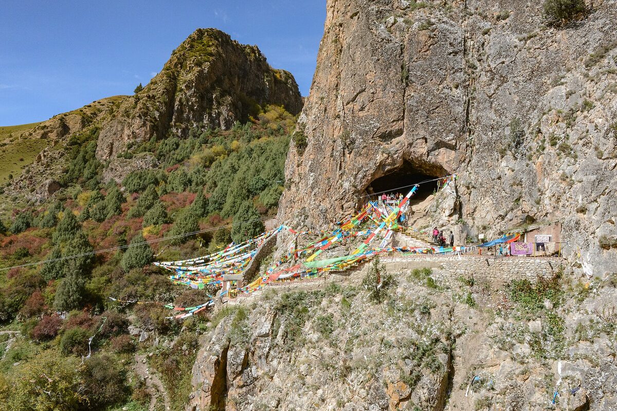 Entrée de la grotte karstique de Baishiya sur le plateau tibétain