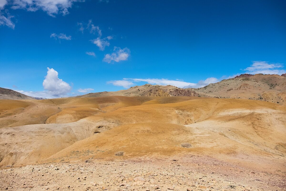 Paysage de haute montagne semi-désertique dans l'Altaï russe