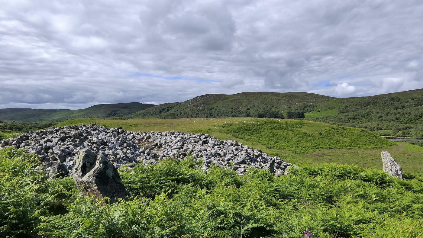 Cairn à chambre d'Archoillenaborgie dans le Sutherland, monticule de pierres dans les Highlands écossais
