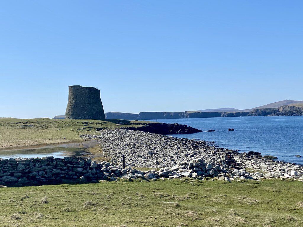 Broch de Mousa, haute tour ronde en pierre sèche de l'âge du fer, dans les Shetland en Écosse