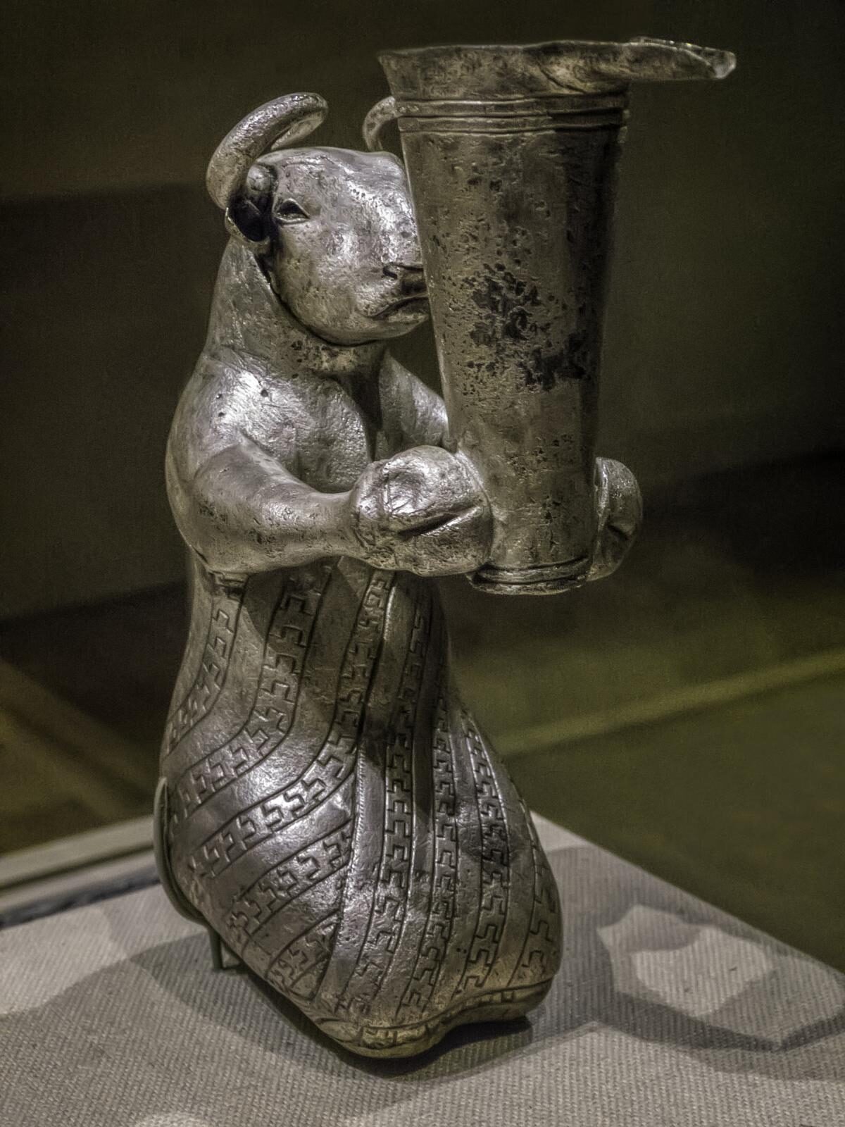 Statuette en argent d'un taureau agenouillé tenant un vase, art proto-élamite, sud-ouest de l'Iran