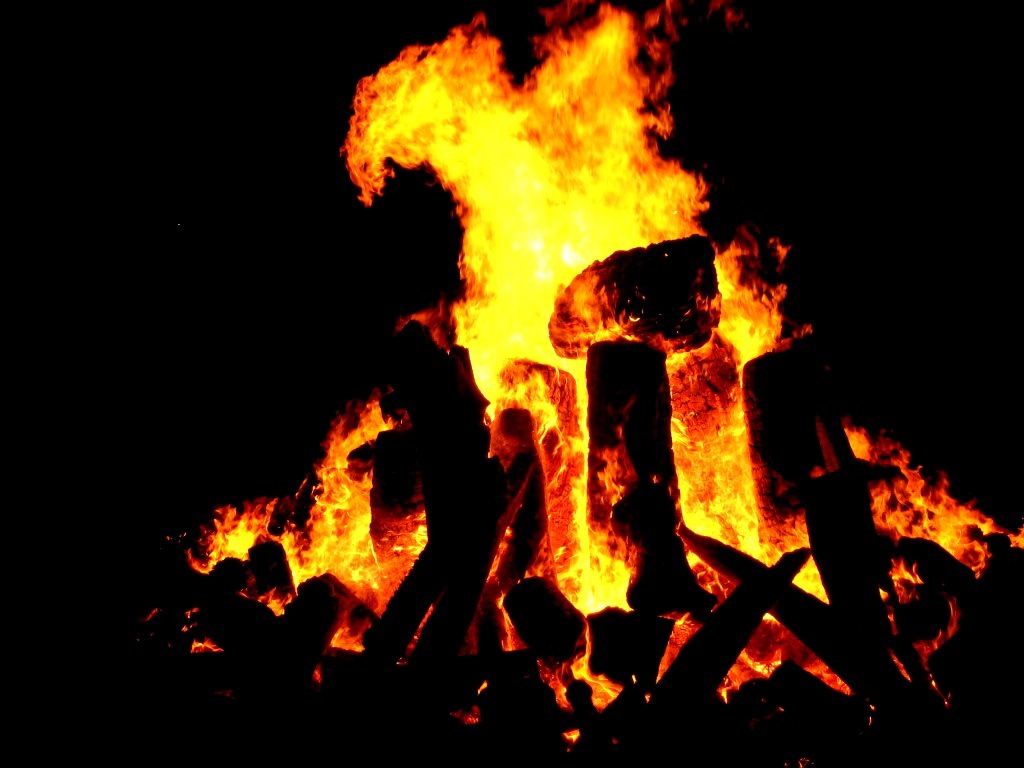 Feu de camp la nuit symbolisant l'usage ancestral des flammes