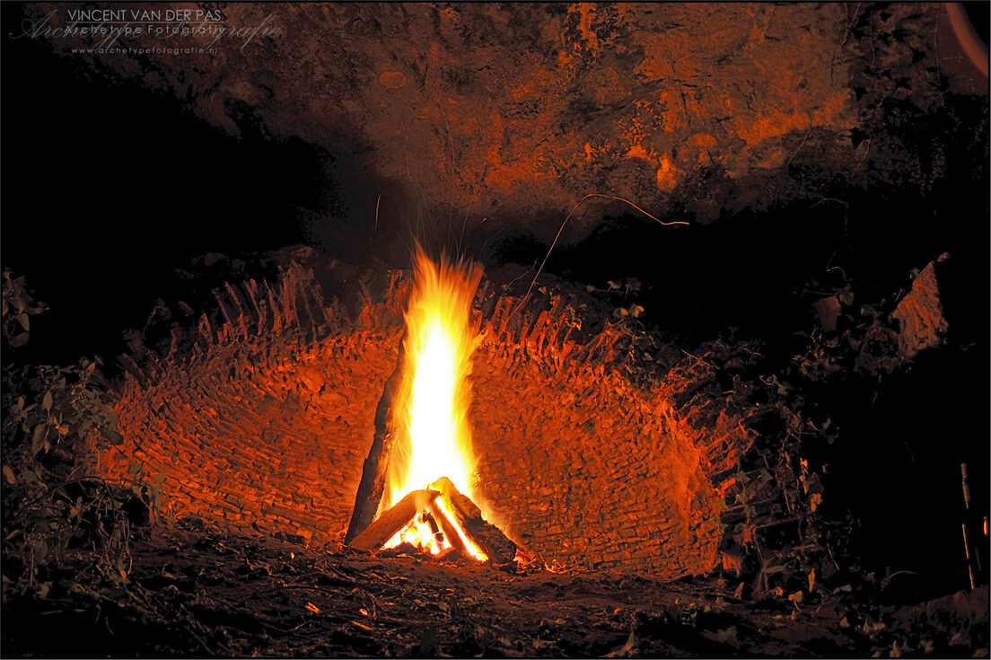 Feu dans une grotte préhistorique