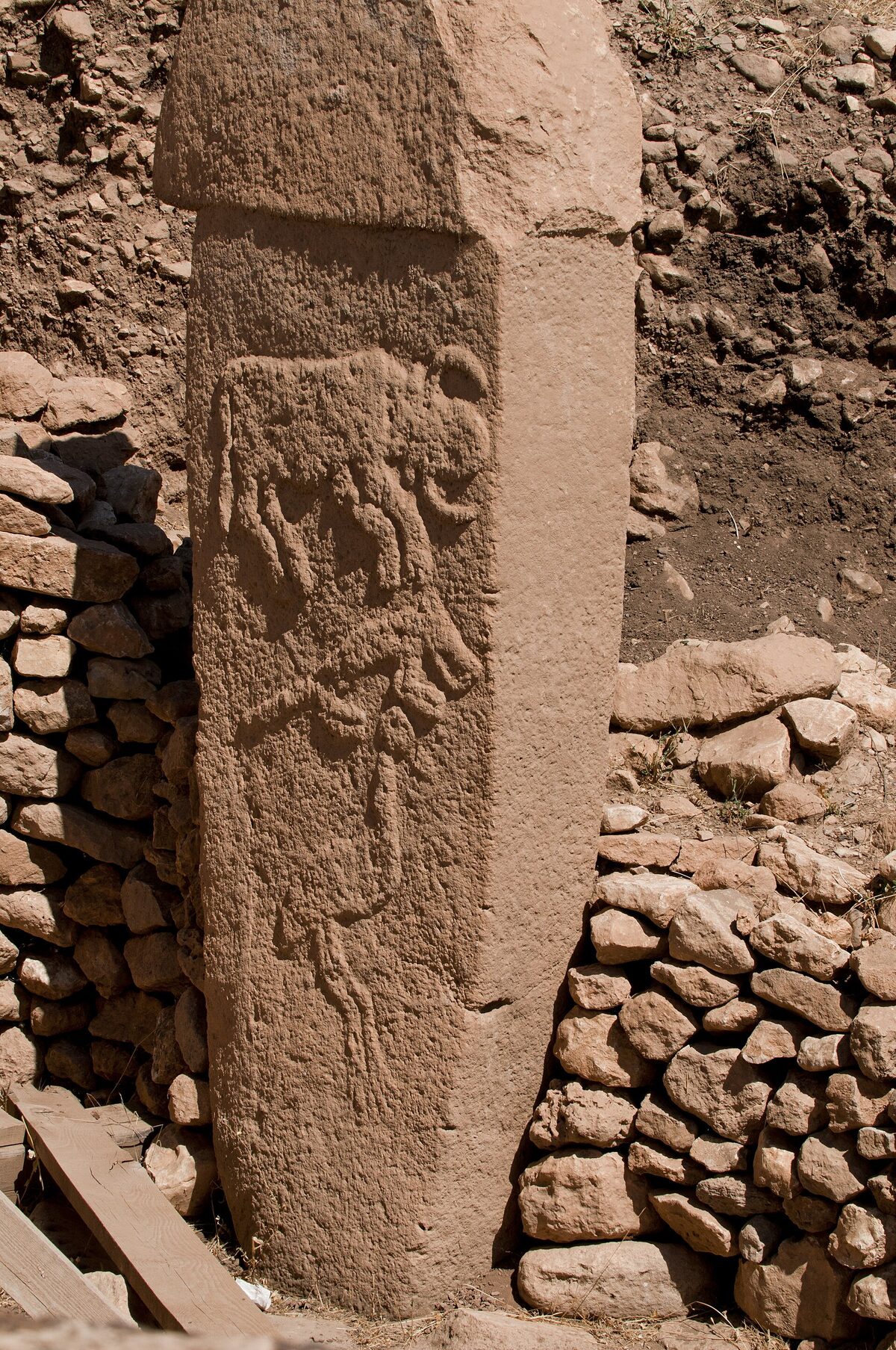 Vue d'un enclos circulaire de Göbekli Tepe avec ses piliers monumentaux en forme de T dressés au centre et sur le pourtour.