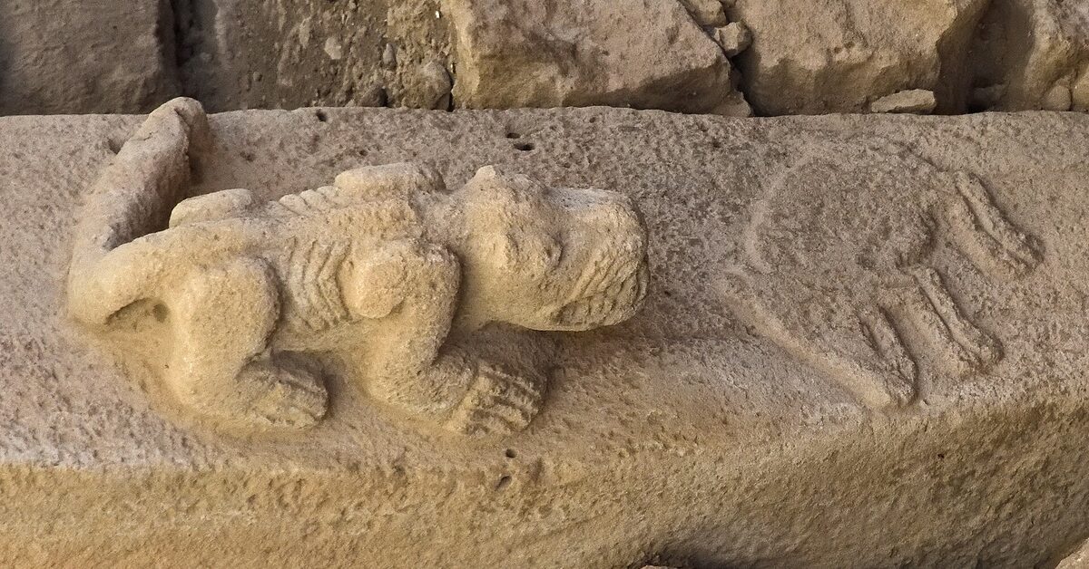 Bas-relief gravé sur un pilier de Göbekli Tepe représentant une scène animalière avec plusieurs figures sculptées.