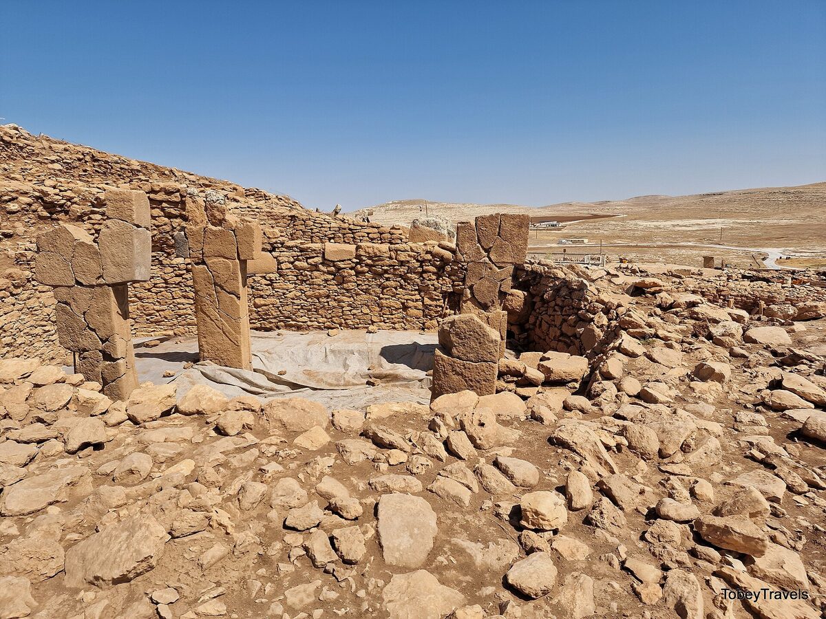 Enclos à piliers en T sur le site de Karahan Tepe, en Anatolie du sud-est, avec ses monolithes dressés dégagés par les fouilles.