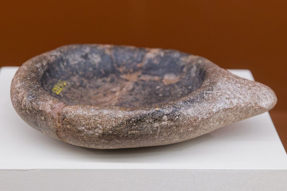 Magdalenian sandstone lamp from La Mouthe, bearing an engraved ibex