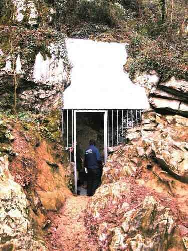 Ekain cave interior showing its equine representations