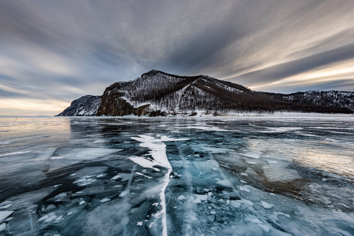 Lac Baikal en hiver, Siberie -- region d'origine de la culture ymyyakhtakh