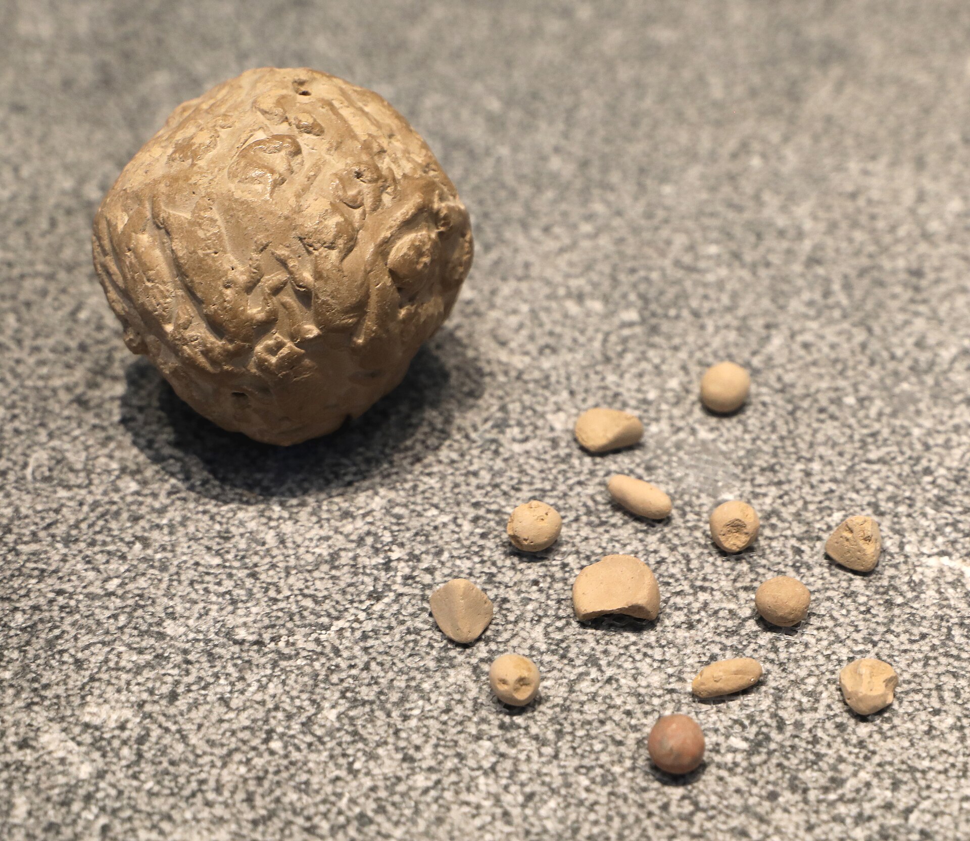 Bulle d'argile et calculi de Suse, vers 3100 av. J.-C., musée du Louvre