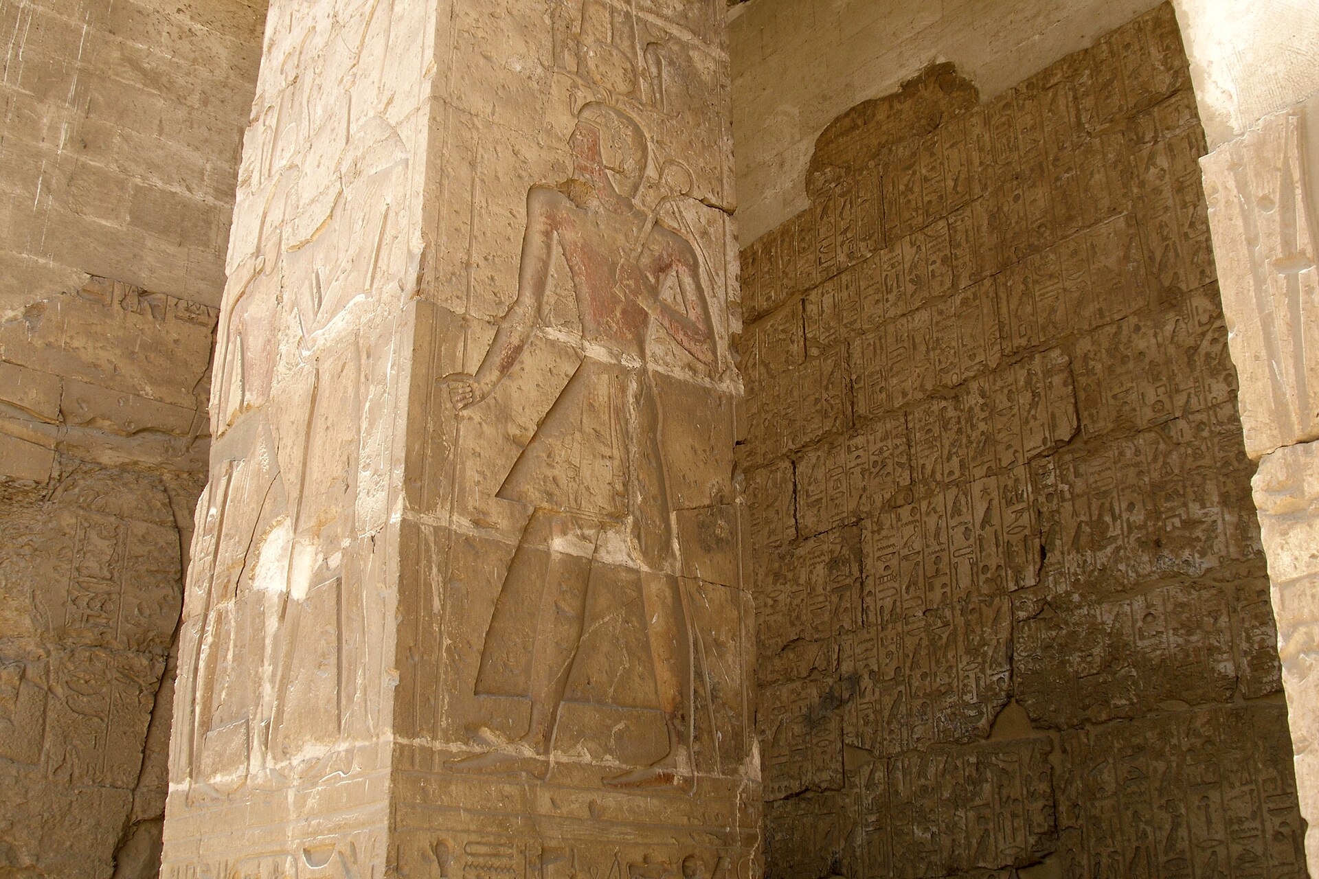 Hiéroglyphes égyptiens gravés et peints, temple de Séti Ier à Abydos