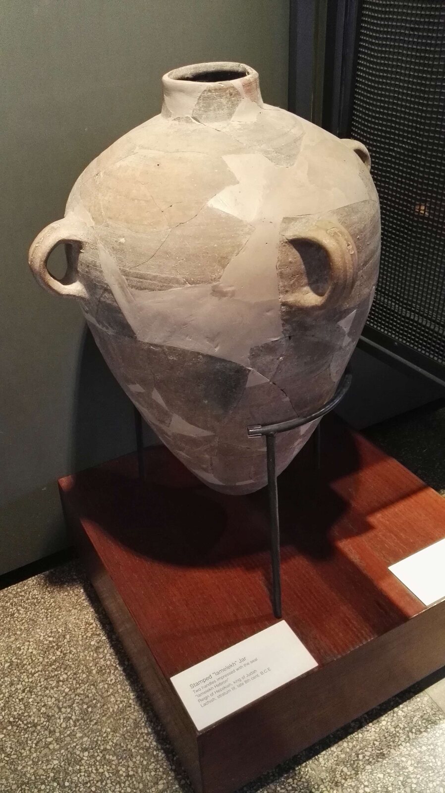 Jarres de stockage de l'âge du fer du royaume de Juda exposées dans un musée israélien
