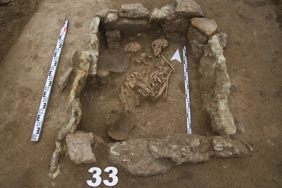 Sépulture de la culture de Maïkop en cours de fouille, datée du IVe millénaire avant notre ère