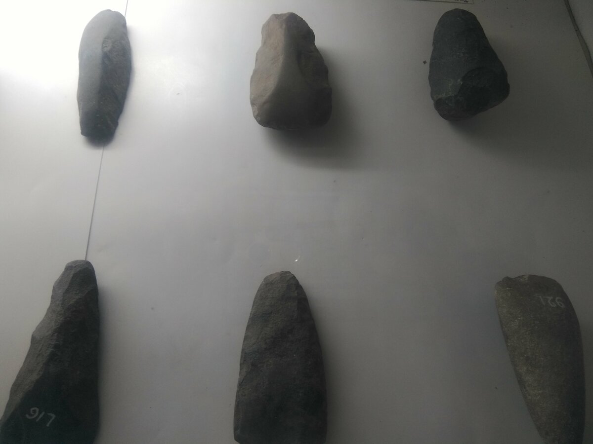 Neolithic flint tools comparable to those found in the Valdaro burial