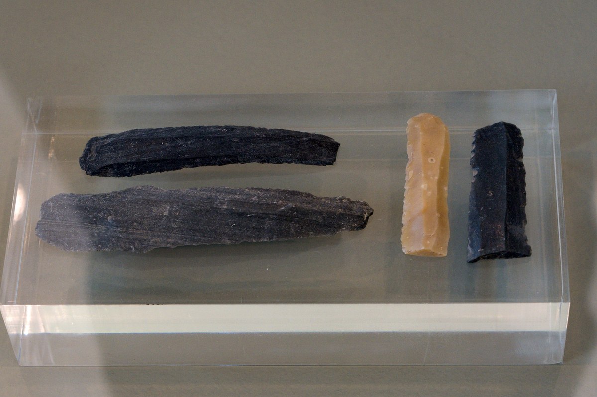 Lames d'obsidienne et lame de silex, Tsoungiza, Grèce, 6500-5800 avant notre ère