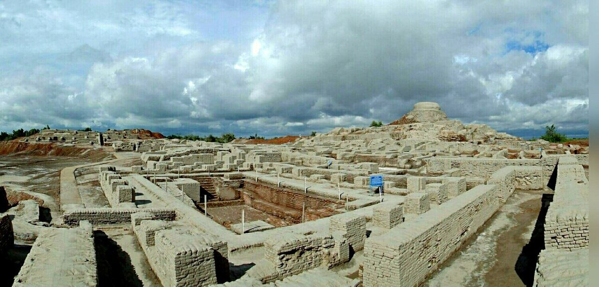 Le Grand Bain de Mohenjo-daro, vaste bassin rectangulaire en brique cuite bordé de marches