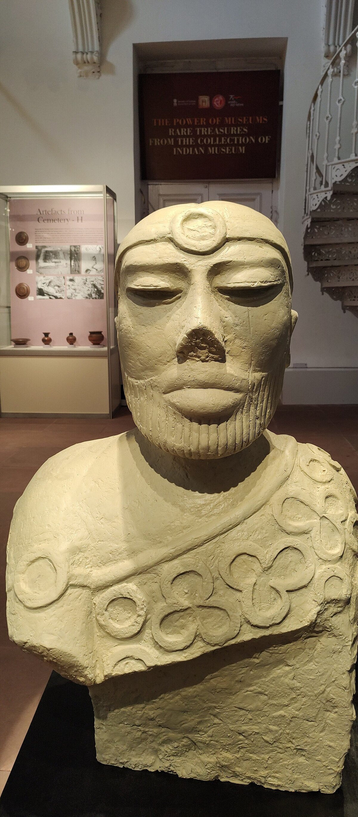 Reproduction de la statuette dite du Roi-Pretre de Mohenjo-daro, buste d'homme barbu au vêtement orné de trèfles