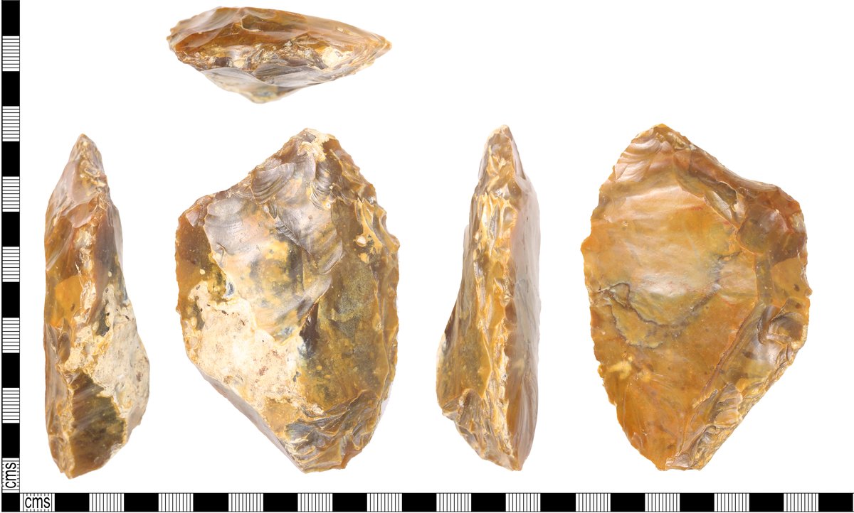 Reworked Middle Paleolithic (Mousterian) scraper in flint, attributed to Neanderthal occupation