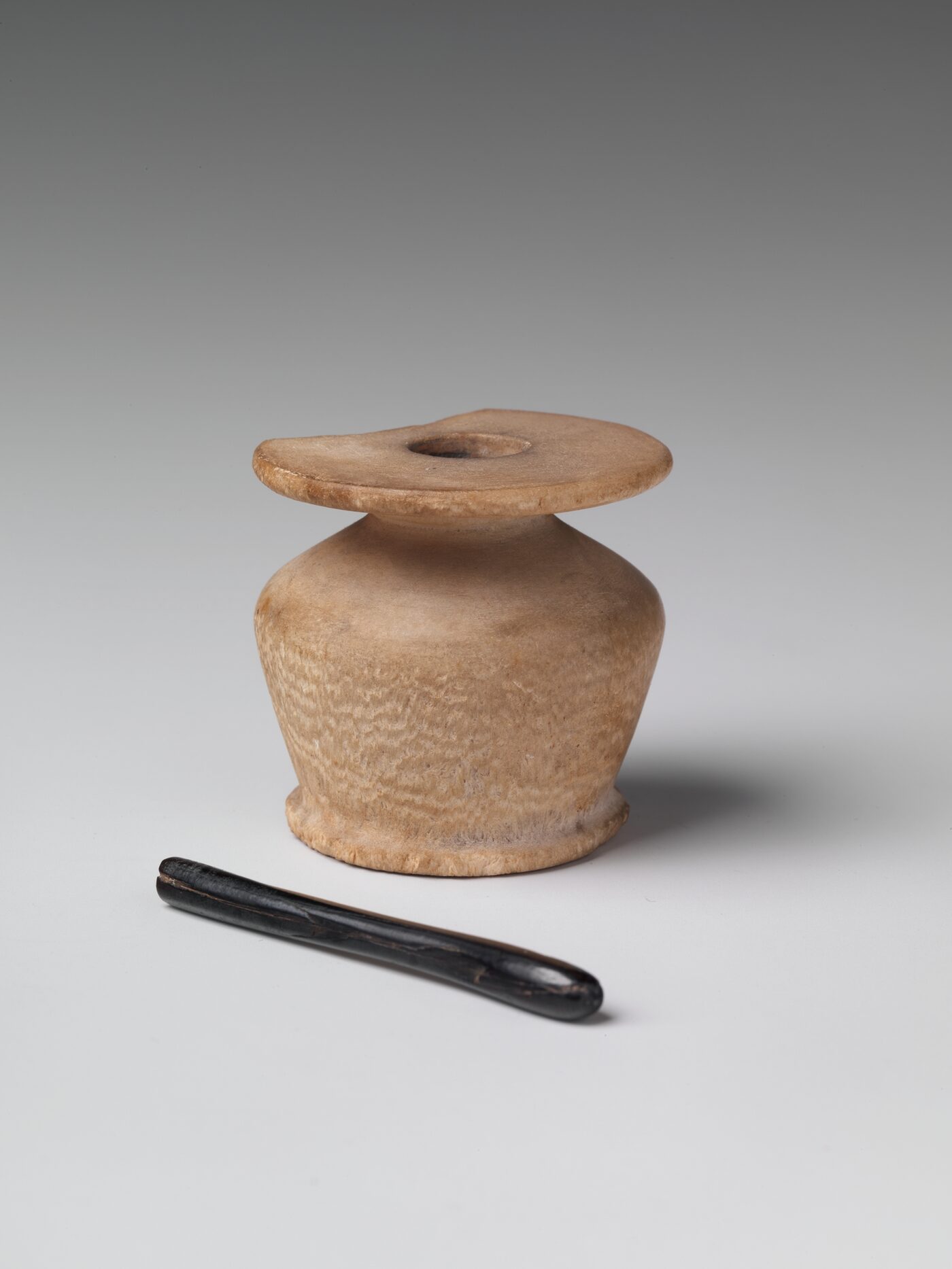 Pot à khôl en albâtre et son applicateur, Égypte ancienne