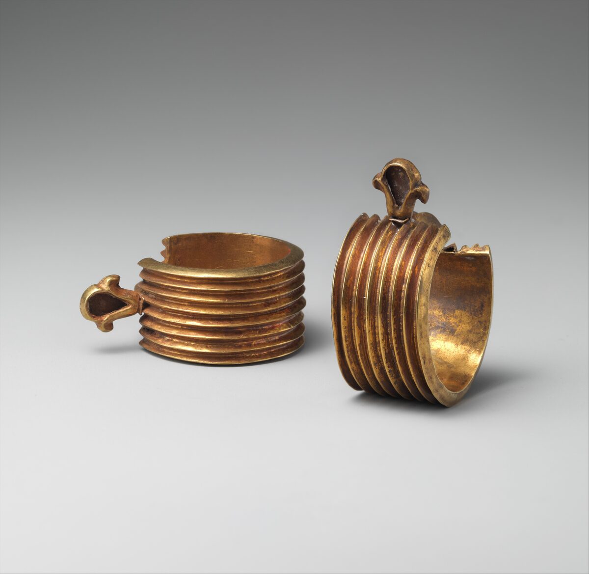 Paire de boucles d'oreilles en or de l'Égypte ancienne, Metropolitan Museum