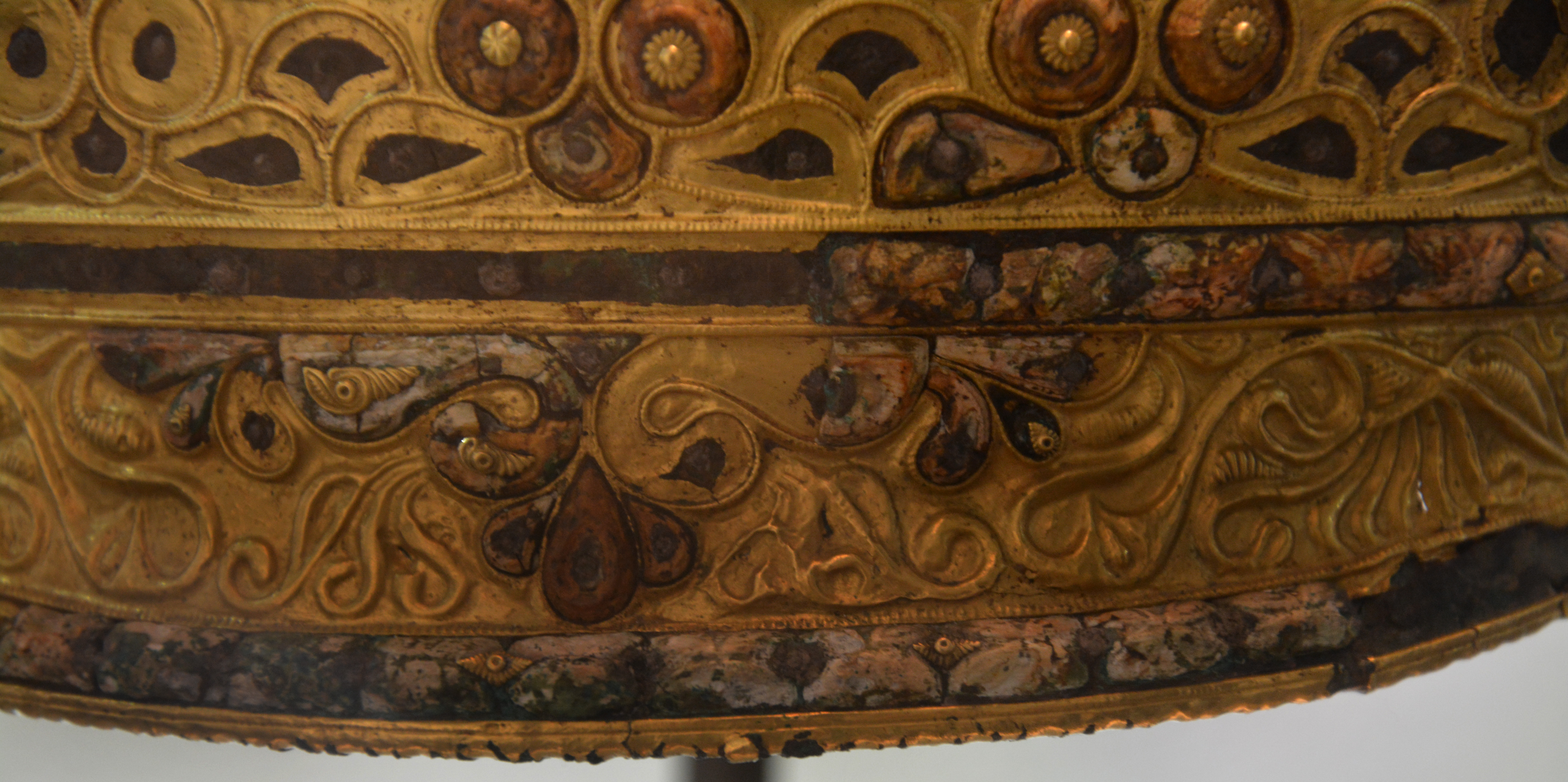 Casque de parade celtique d'Agris recouvert de feuilles d'or et de motifs ornementaux, IVe siècle avant notre ère.