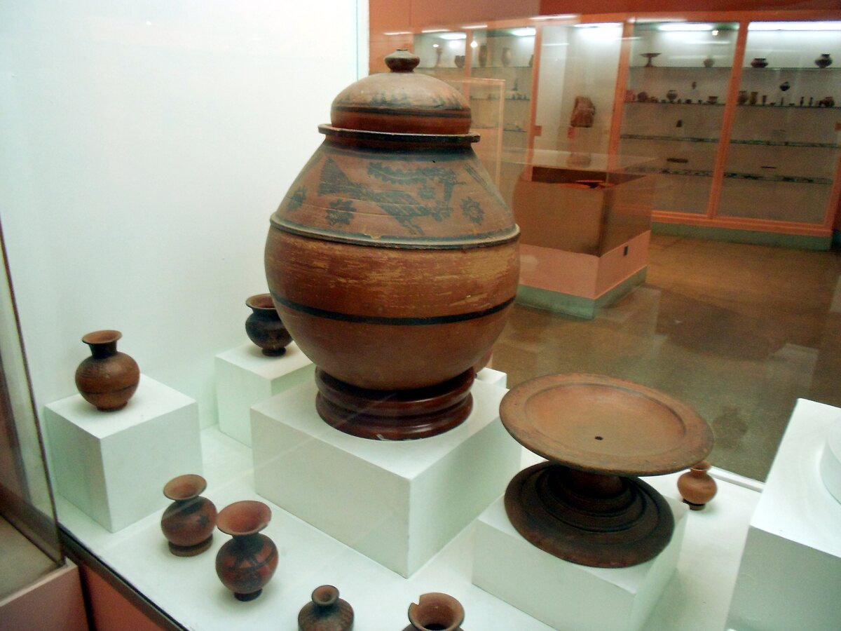 Harappan pottery of the Indus Civilisation