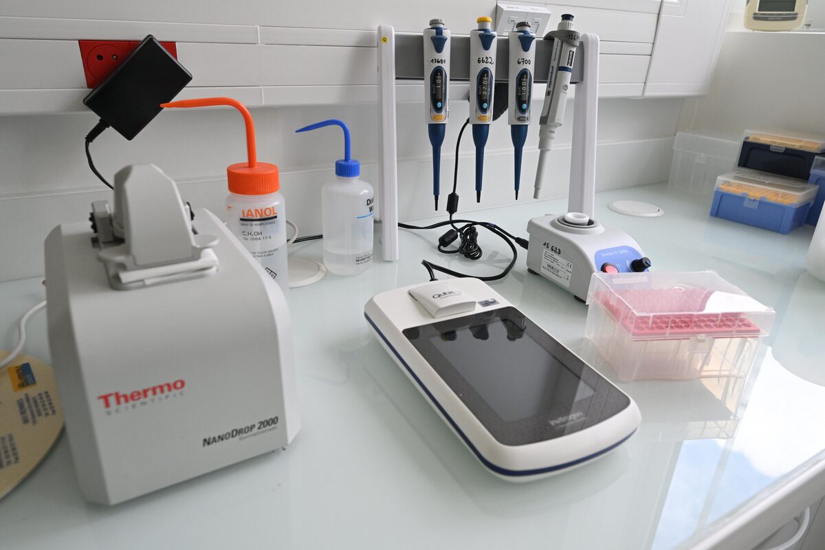 Équipements de laboratoire pour l'analyse de l'ADN