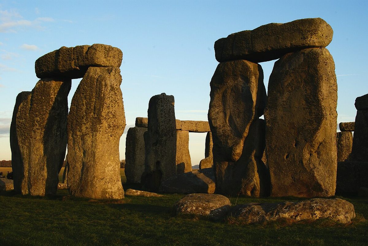 Les pierres de sarsen à Stonehenge ,  cercle extérieur et trilithons