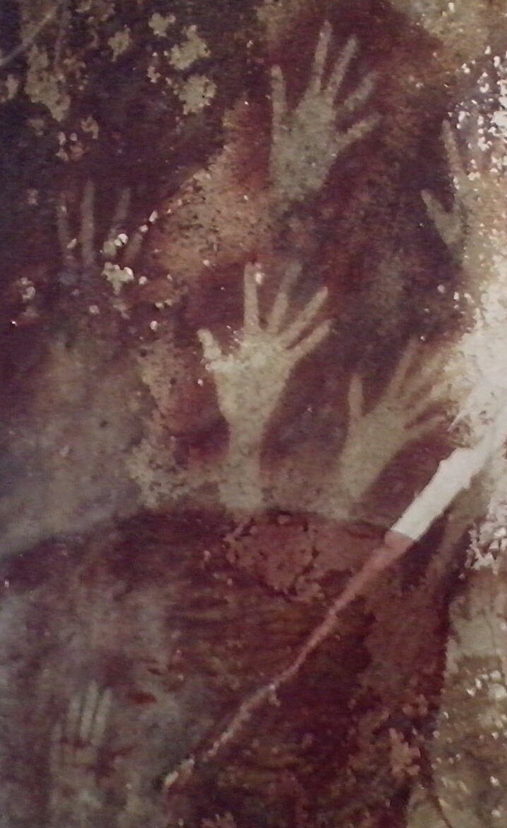 Detail de mains negatives dans la grotte de Pettakere, Sulawesi