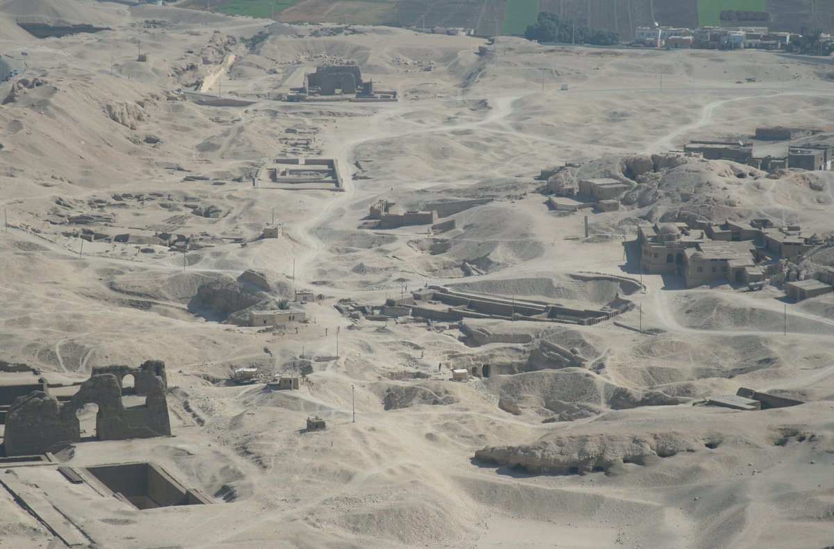 Vue panoramique de la Vallee des Rois depuis les hauteurs, Louxor - Wikimedia Commons CC BY-SA 3.0