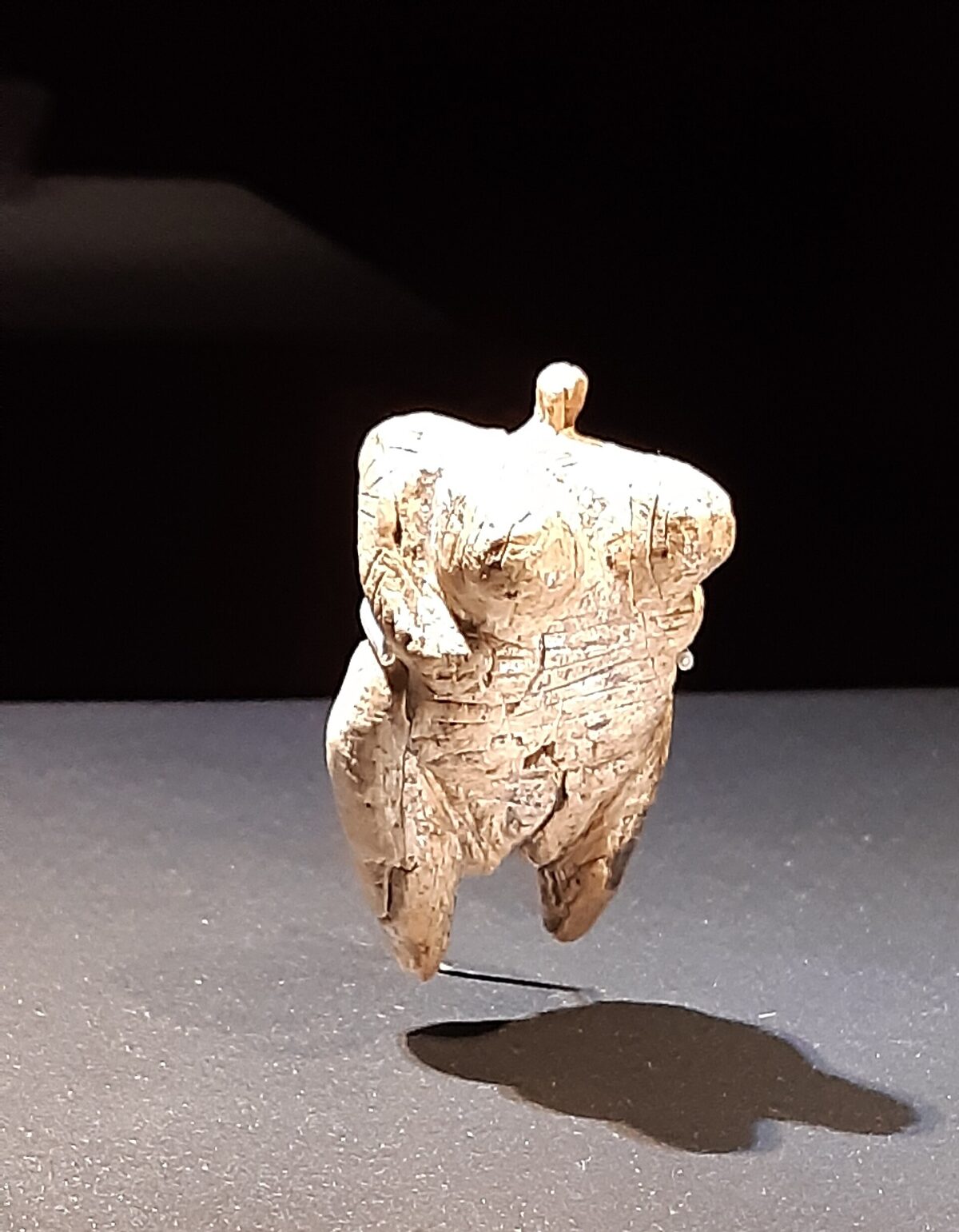 Vénus de Hohle Fels en ivoire de mammouth, vue de face