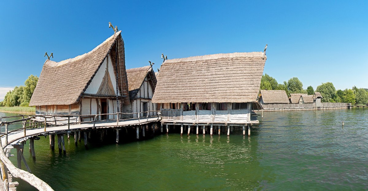 Reconstitution de maisons sur pilotis au musée Pfahlbaumuseum de Unteruhldingen